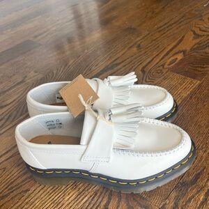 DR MARTENS, WHITE LEATHER TASSEL LOAFERS